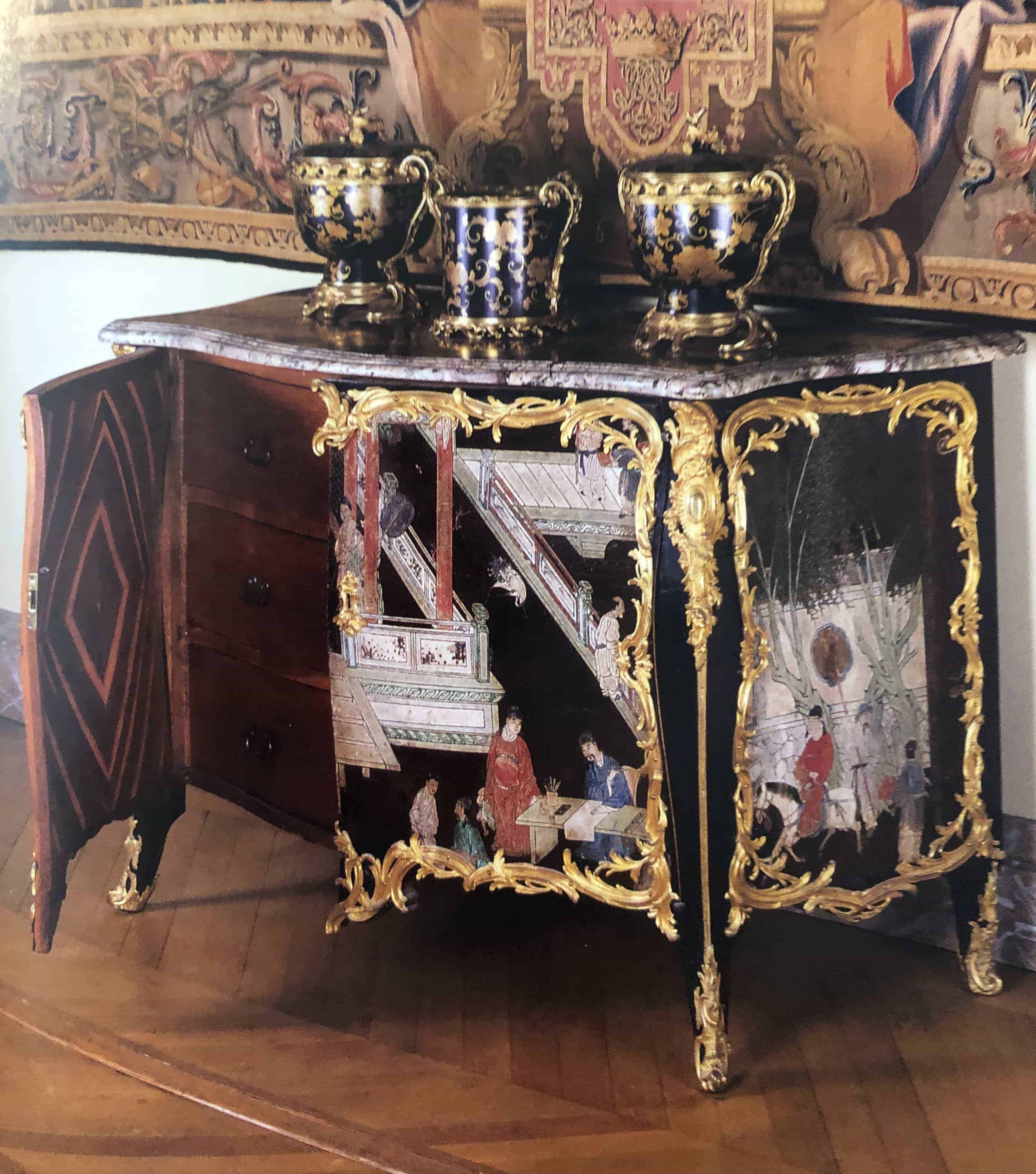 Louis XV - Example for a Commode a Vantaux