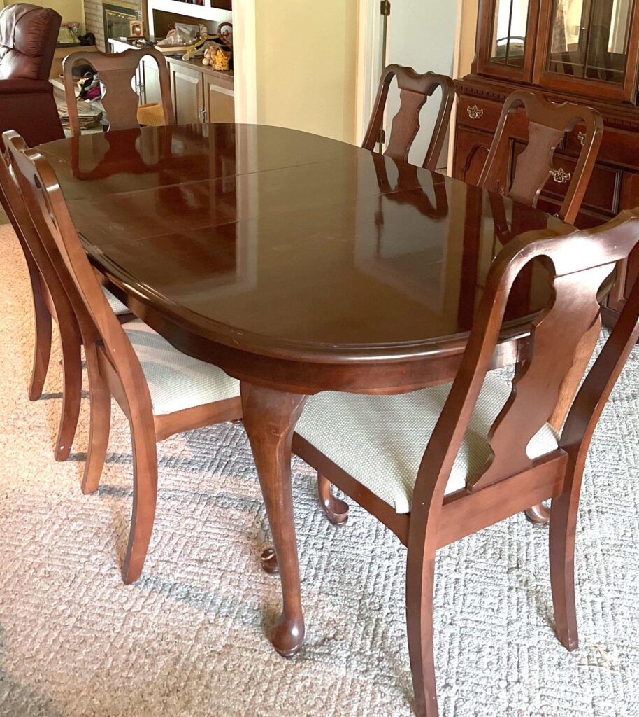 BROYHILL QUEEN ANNE STYLE MAHOGANY DINING TABLE WITH 6 CHAIRS