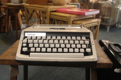 Brother Deluxe 800 Portable Cased Typewriter In Excellent Condition