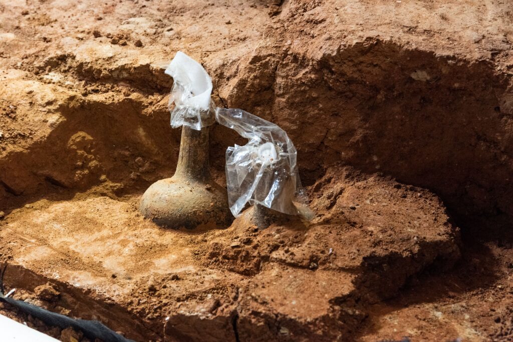 Great Discoveries: 1700s Glass Bottles Found at Mount Vernon – WorthPoint