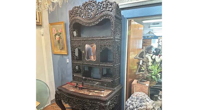 Chinese Étagère Cabinet Carves Win For Burchard Antiques And